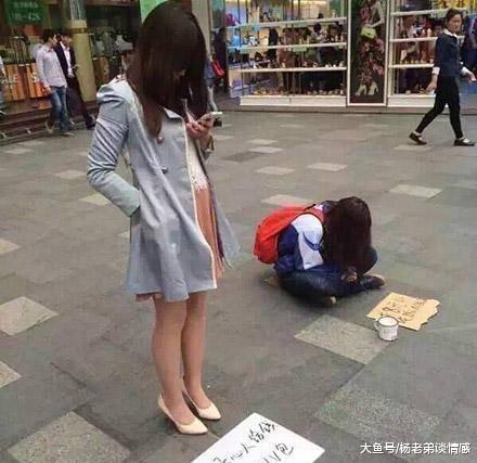 尊严与悲悯交汇，店员深情跪下面对乞讨大爷