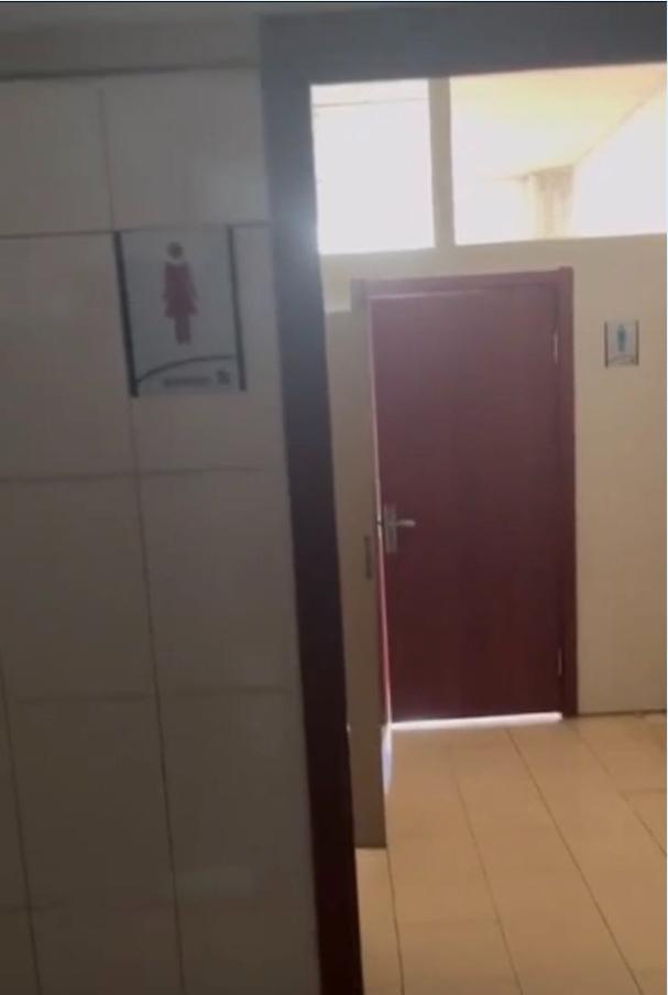男厕设于女厕所内事件，校方的合规性与争议探讨