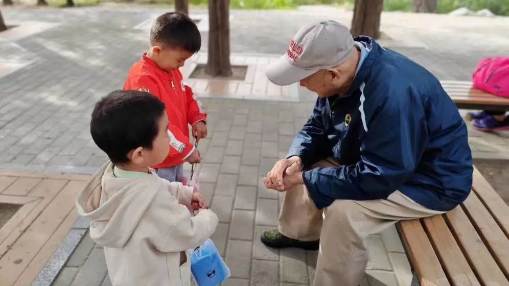 守护之光，大伯与幼童的深情相伴
