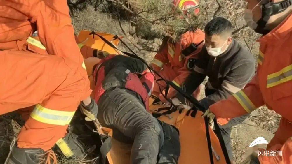 南昌大风突袭，男子英勇护住大棚避免灾害发生