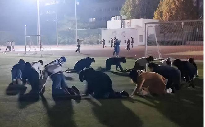 学生操场不雅行为引发反思，事件背后校方回应曝光