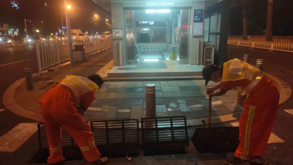雨夜惊魂！婴儿意外爬出马路，市民联手紧急救援行动