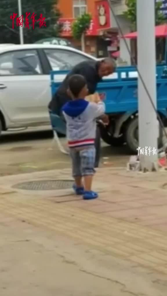 烧饼的温暖传递，小孩偶遇两位老人的人性闪光