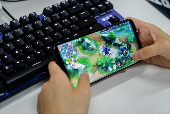 小米SU7创始版第二轮开售掀起抢购狂潮，短时间内再次售罄火爆热销