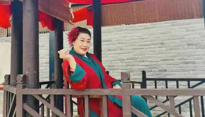 岳阳版王婆说媒引发汴河街热议
