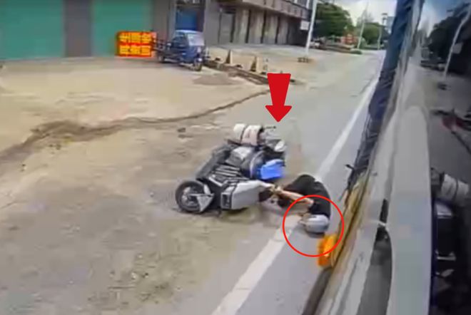 电动车突发变故与大货车惊险瞬间实录