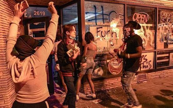 美国唐人街珠宝店遭劫匪持枪洗劫，八名劫匪横行引发社会警觉