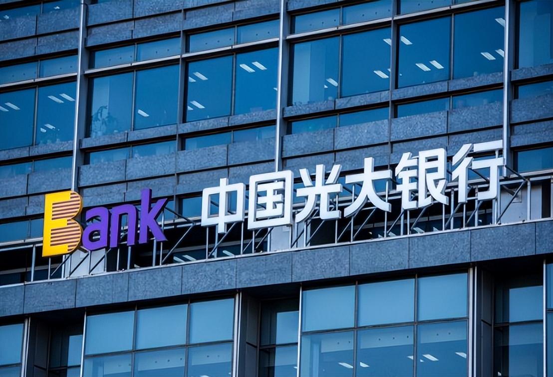 女子欲向骗子转账，柜员慧眼识破骗局及时挽救损失