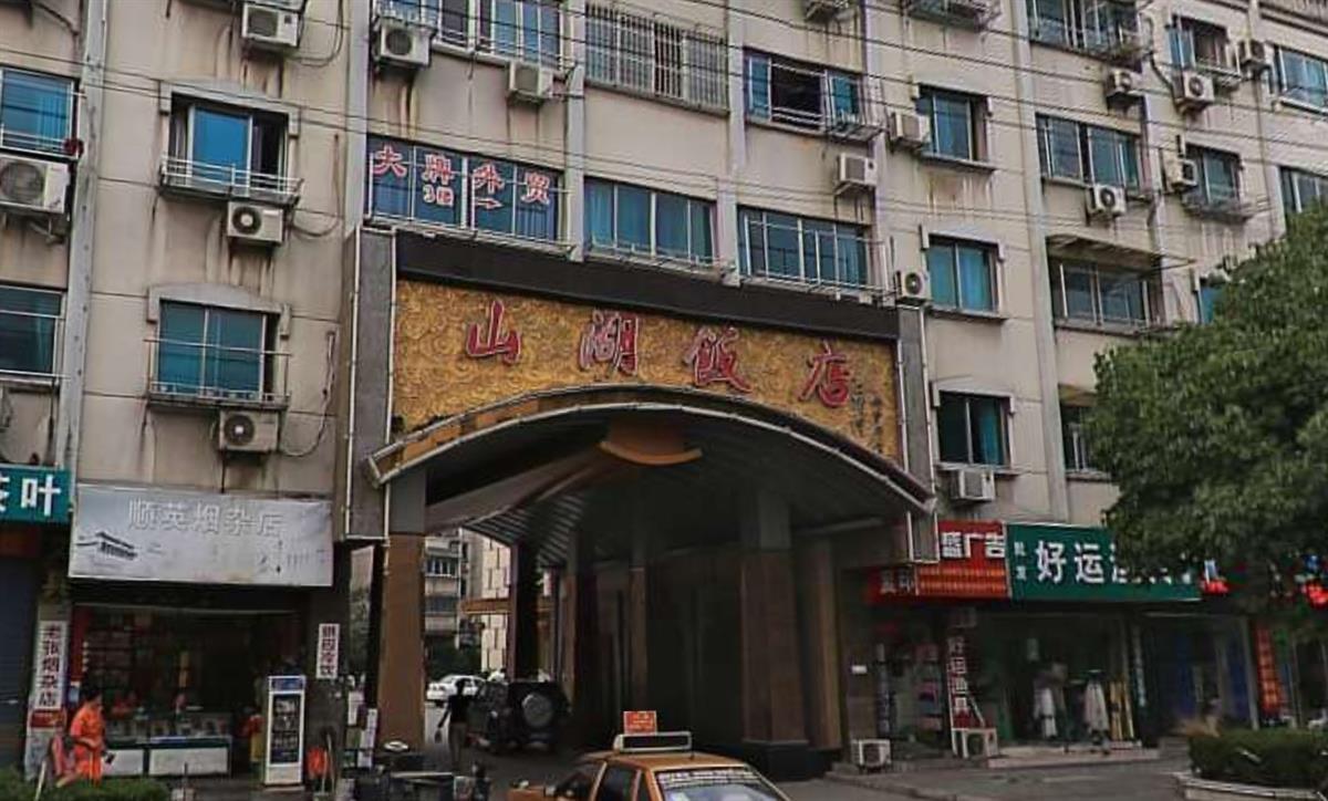 麻将馆坍塌事故致多人伤亡，涉事房屋疑为自建房引发关注