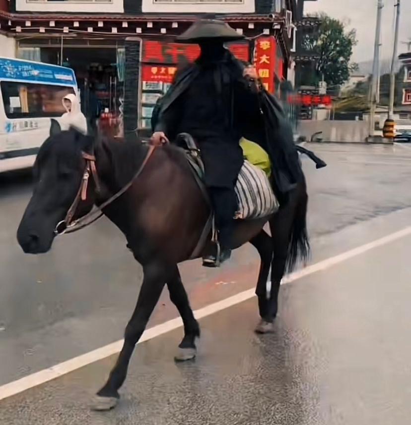 男子骑马仗剑天涯，当地回应引发关注
