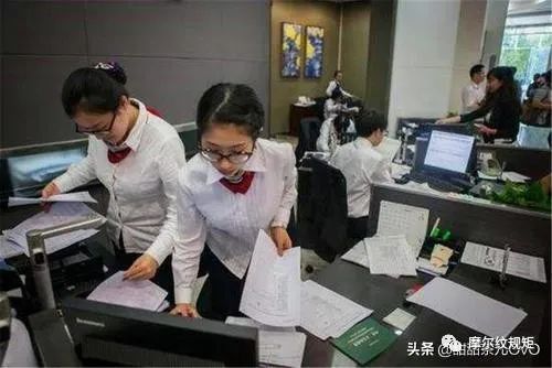 银行员工面临收入压力与生活调整的挑战，年薪三十万的紧日子如何度过？
