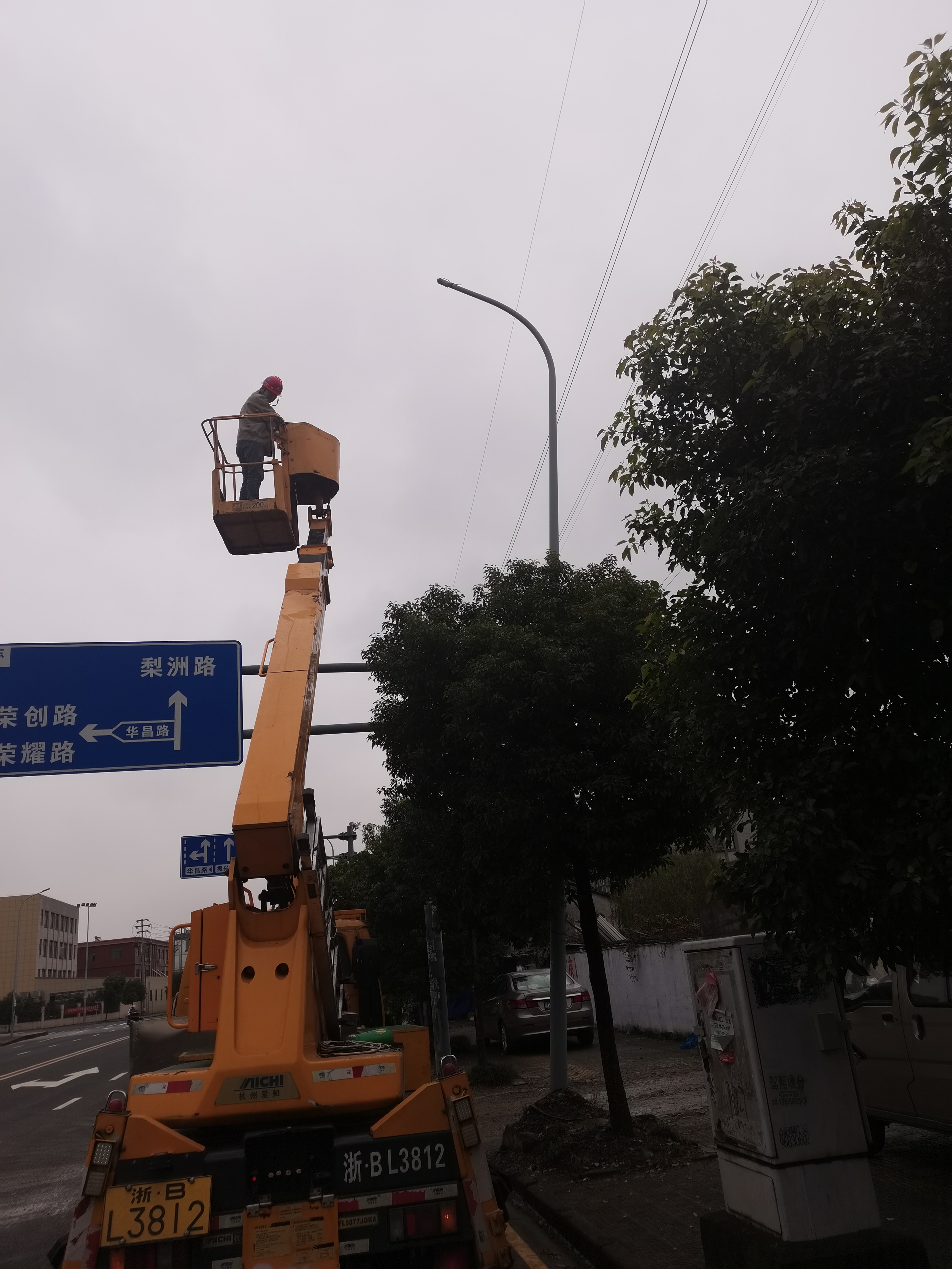 路灯安装争议事件，呼吁政府及时介入恢复路灯建设探讨