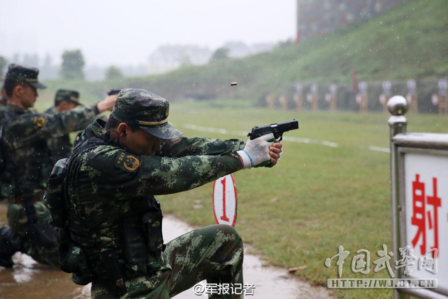 武警特战队员考核场上的拼搏瞬间