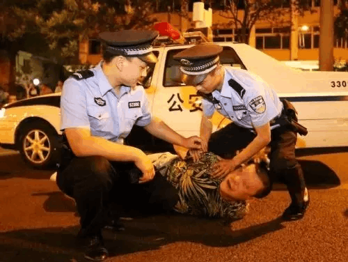 男子暴力袭击交警协勤人员事件，涉案人员被控制