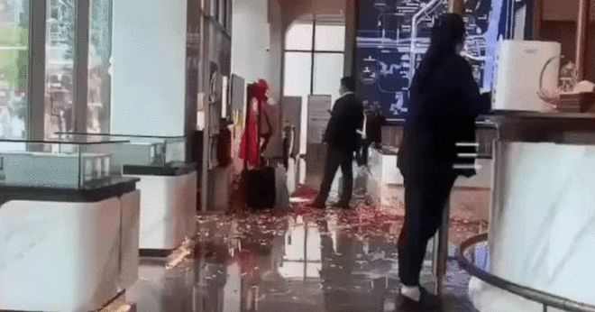 武汉楼盘降价引发风波，老业主愤怒砸毁售楼部