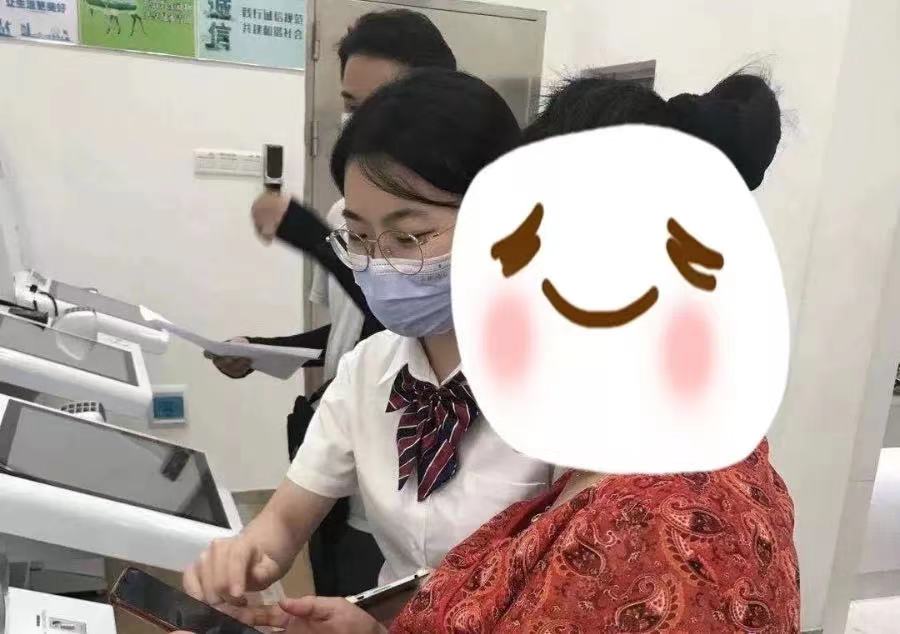 女子银行转账等待一个多小时情绪崩溃，服务体验与情感共鸣的思考