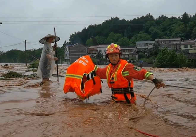 广东强降雨引发重大灾害，4人死亡，10人失联，灾情严峻