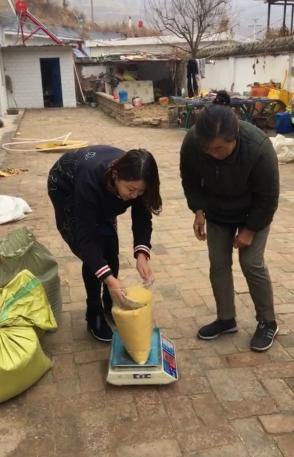 英勇男子挺身而出，冒死救援被困家人，真情尽显在泥水中彰显人间大爱