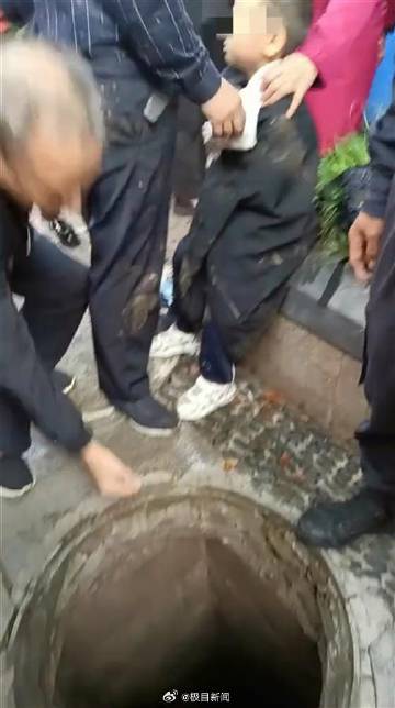 男孩不慎坠入下水道，井盖意外引发惊险一刻
