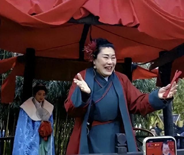 女子寻求高端牵线，对男方收入设定严格标准——月入超2万5的情缘红线