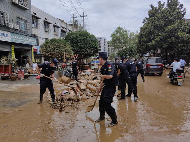 广东英德洪水应对见成效，水位下降，城市恢复积极进展
