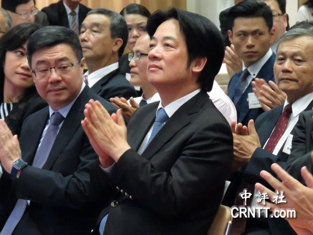 洪秀柱探讨两岸困境解决之道，寻求学生视角的建议与答案