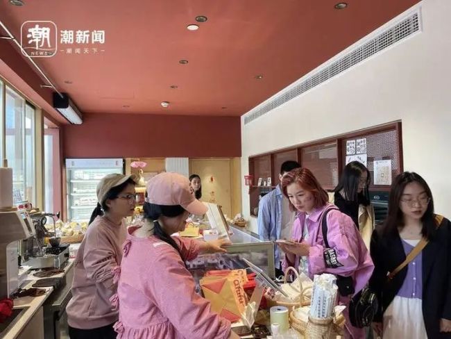 周杰伦演唱会周边商机涌动，音乐盛宴带动繁荣与富贵