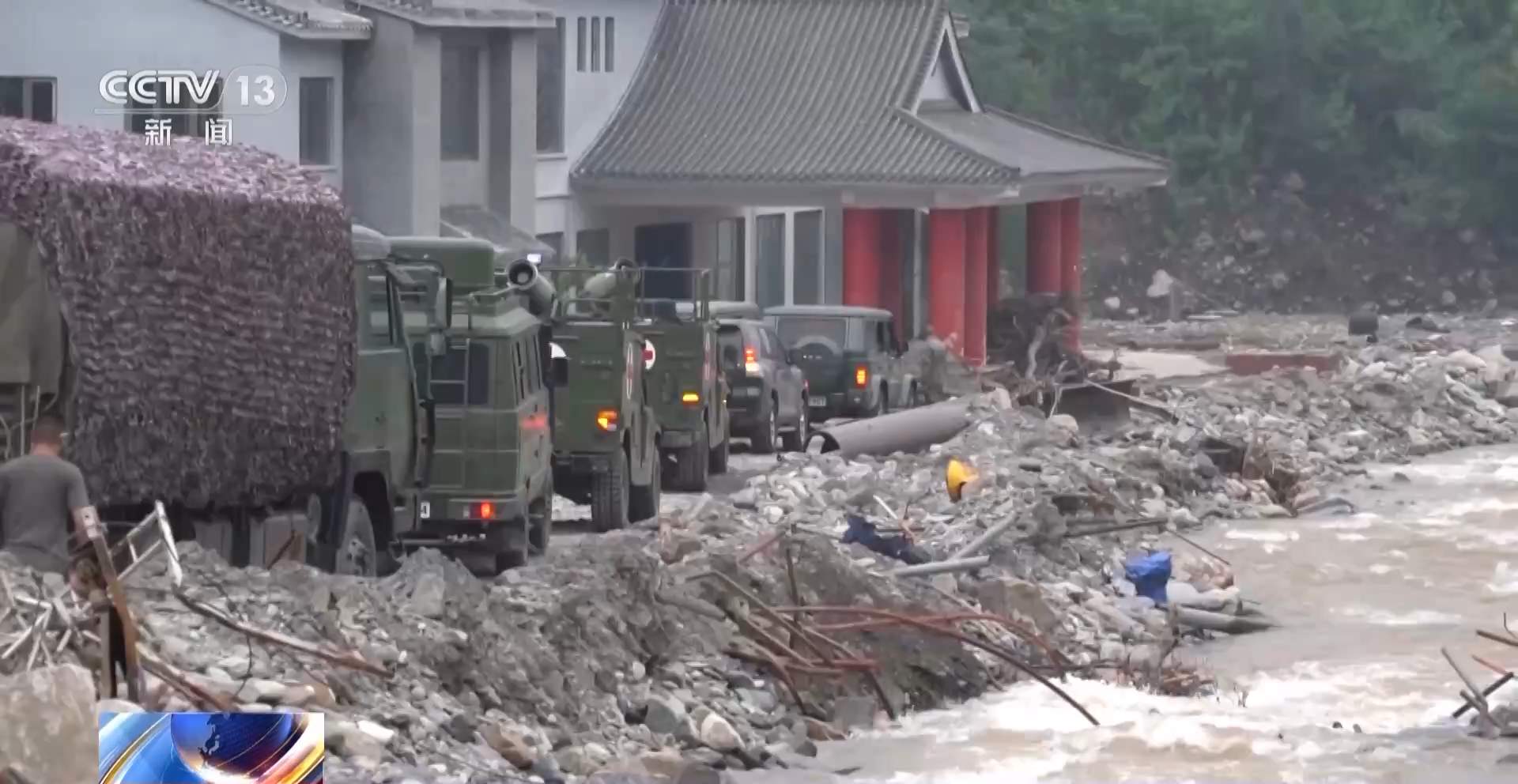 解放军官兵驰援粤北洪涝灾区，希望与力量的传递者