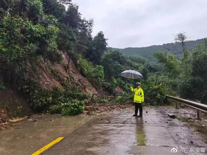 广东怀集商场遭遇水浸现场实拍