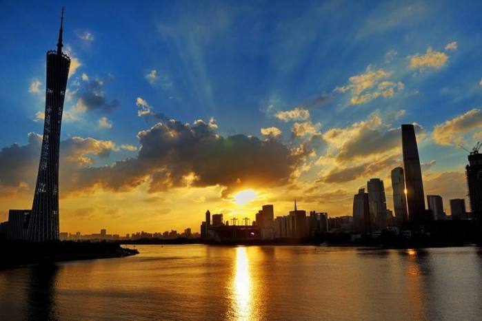 广州塔夜晚接闪实录，城市之光与天际共舞奇观