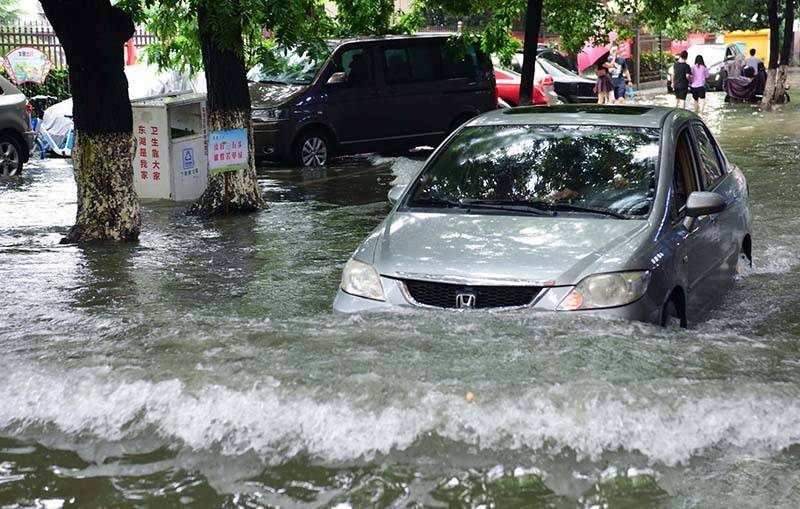 广东暴雨下的水帘洞现象，轿车顶漏水问题探析