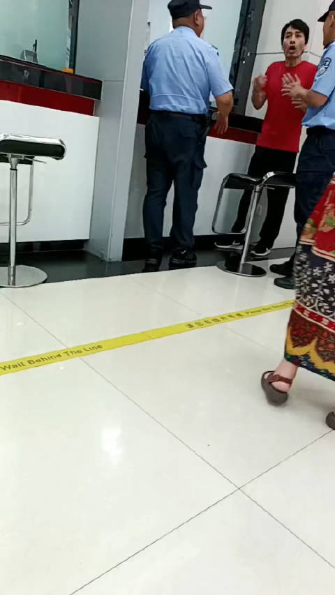 男子银行销户因2分钱引发争执，服务品质与消费者权益的较量揭秘