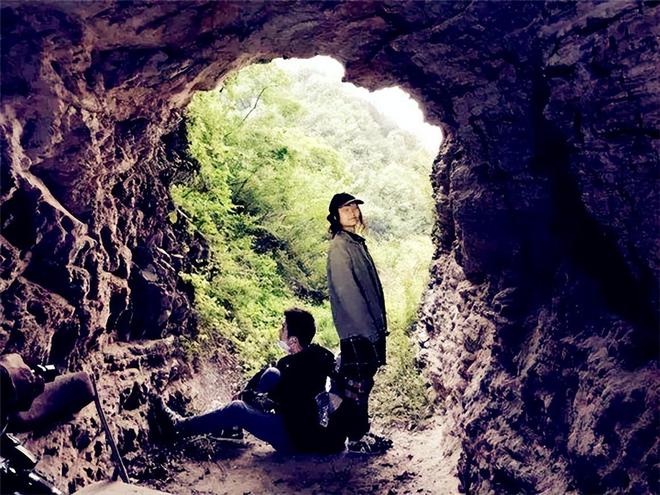 山中迷途，勇气与重逢的友情之旅