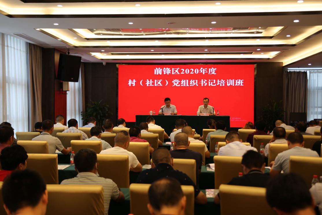 大树倒塌瞬间，小哥神反应成功避险