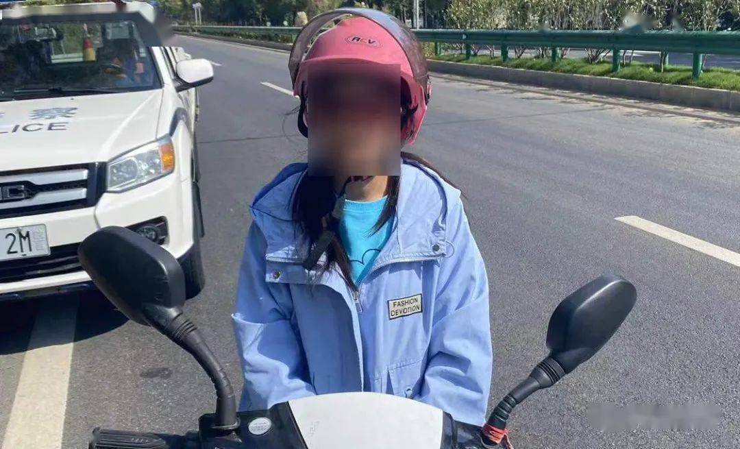 女生骑车未戴头盔遇交警查纠，安全意识引发关注