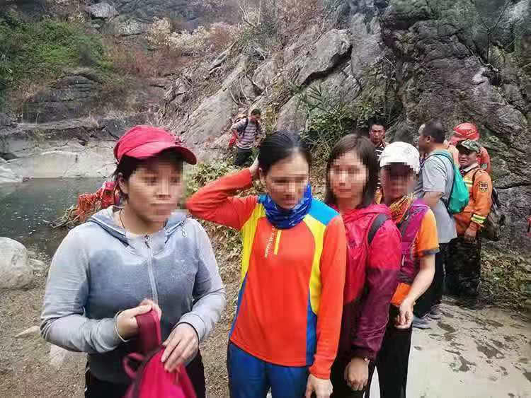 女子黄金失而复得，警方徒步搜寻成功找回贵重黄金