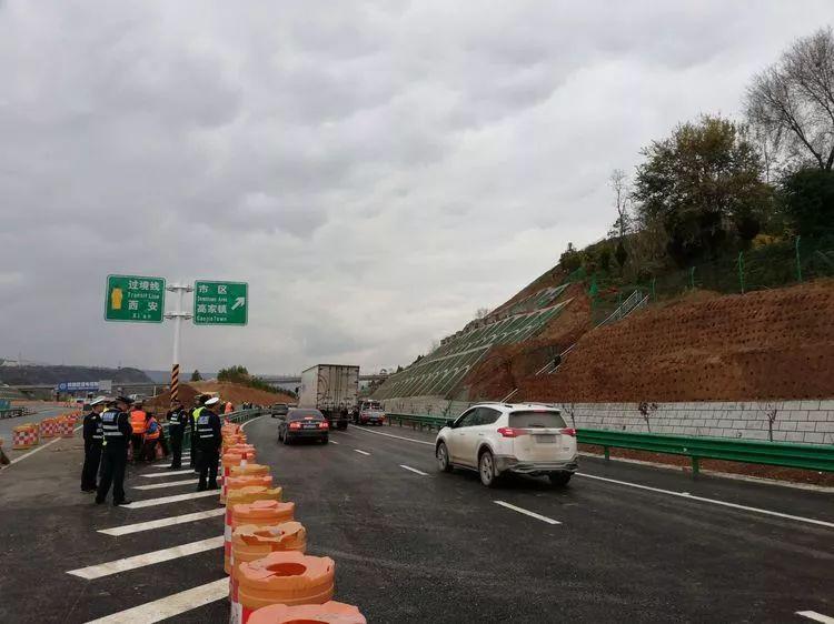 西安无证网约车路政追赶事件辟谣与反思