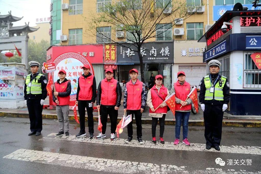 跨越世代的交流，交警与百岁奶奶的温馨互动