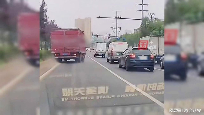 大货车失控撞毁路边店铺大门