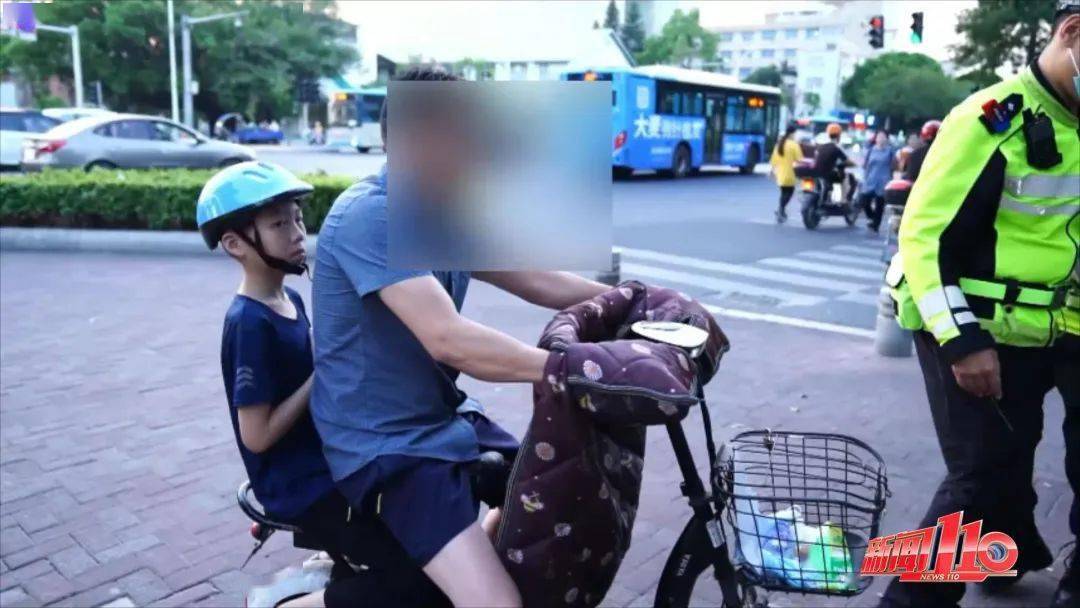 女生骑车未带头盔遇交警，安全意识深度对话与反思