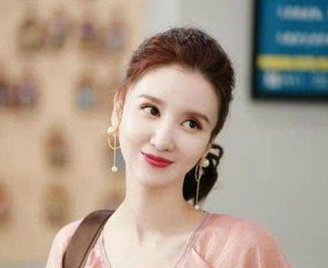 张萌与老公十年爱情长跑庆祝结婚十周年，幸福如初的甜蜜瞬间