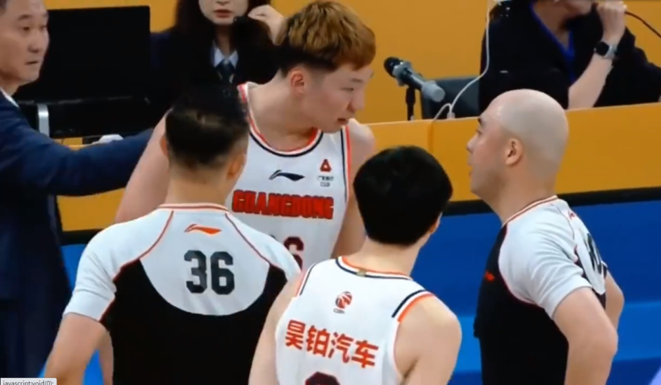 闫军对周琦肘击事件后阻止郭楠判罚的探讨与分析