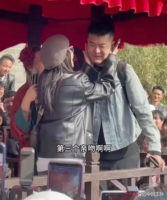 王婆说媒现场保安小哥意外走红