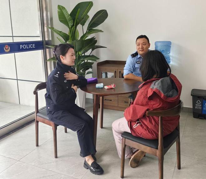 消防人员耐心安抚化解女孩与家人矛盾危机