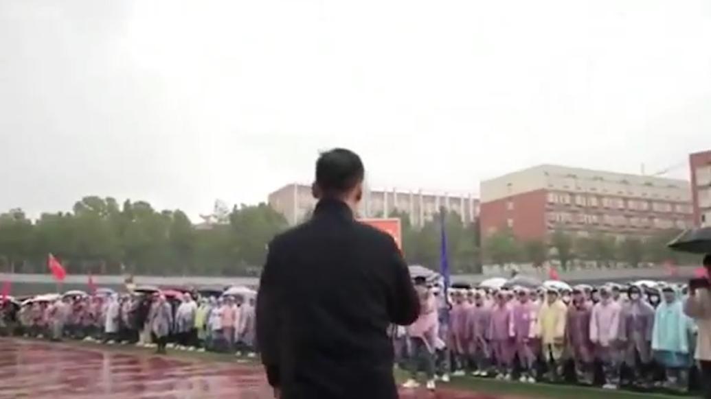 高校回应领导避雨发言引发学生关注，深化沟通共创和谐校园