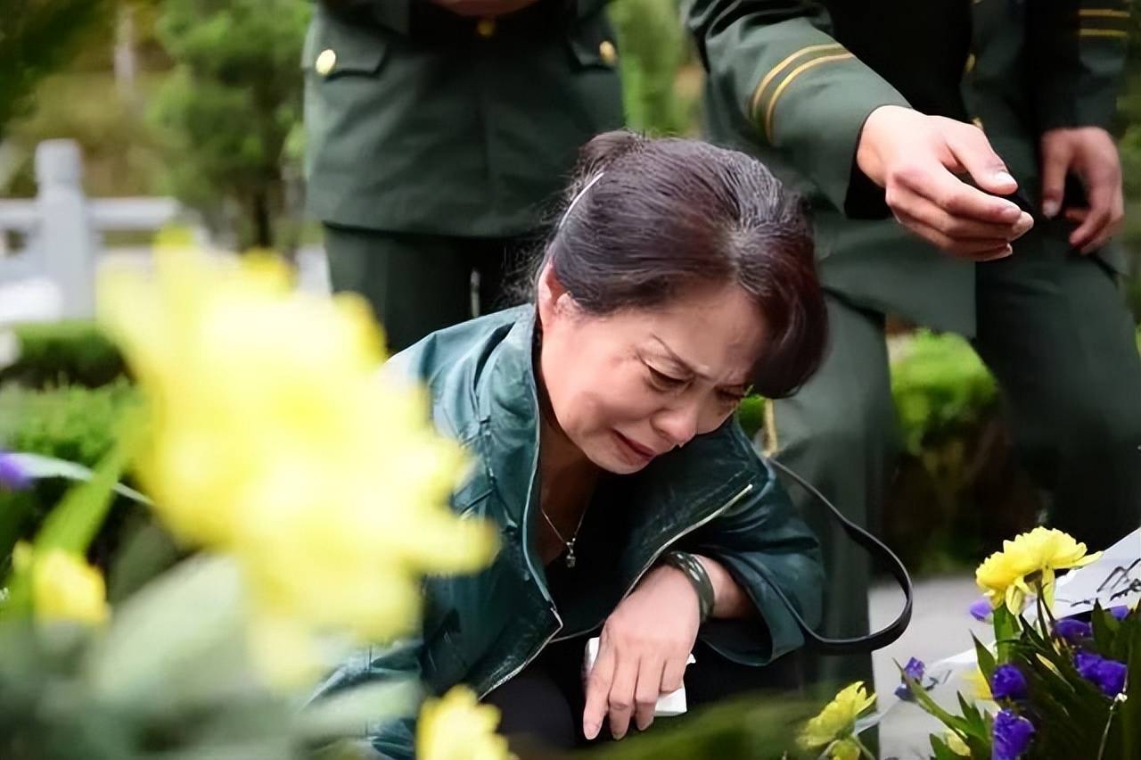 英勇母亲火灾中舍身救子，英勇事迹永载史册