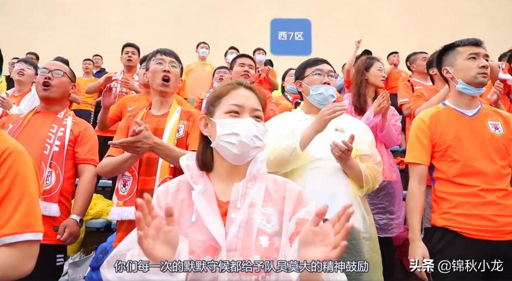 中超，泰山队战胜十人浙江队，取得赛季首胜的胜利