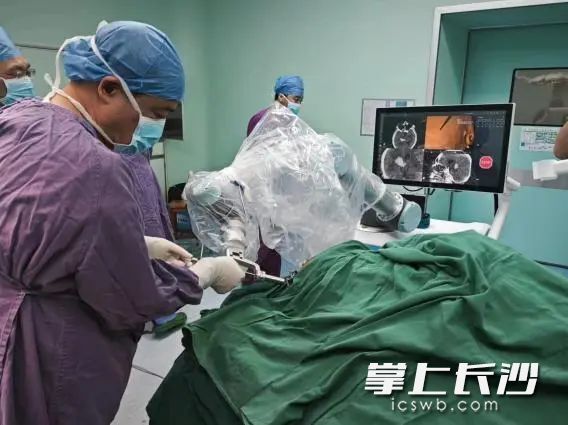 男子地铁突发消化道大出血，紧急救援展现生命至上理念