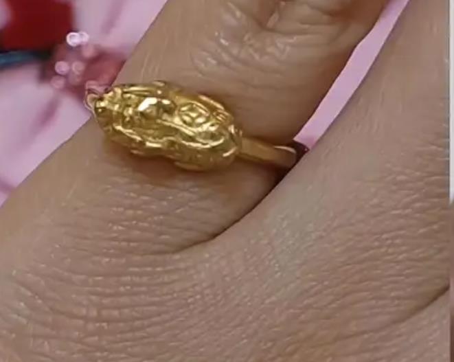 男孩一元购金戒，妈妈惊慌应对