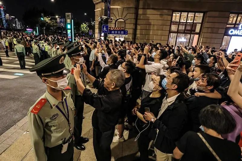 上海重现拉链式人墙，城市管理的启示与反思